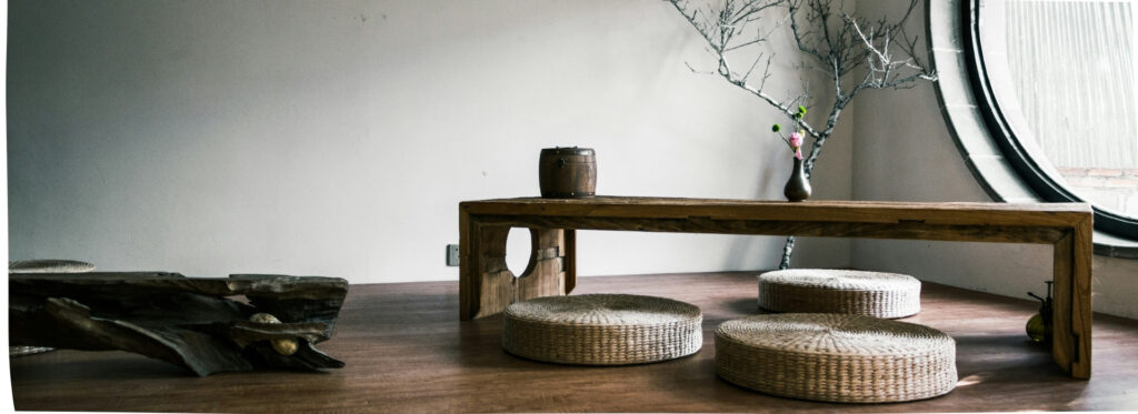 decoratrice interierur vendee homepage espace intérieur apaisant avec table basse en bois brut et assises naturelles, reflet d'une décoration sensible et sur-mesure par une décoratrice d'intérieur à la Roche Sur Yon