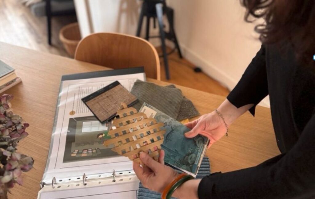 decoratrice-interieur-vendee des échantillons, des plans, mains des décoratrices en premier plan