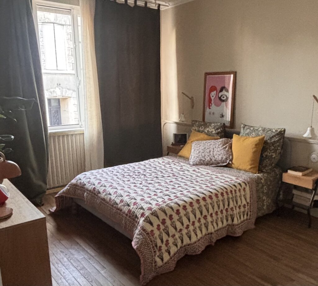 une chambre à la palette douce, matériaux naturel entre bois, céramique et lin