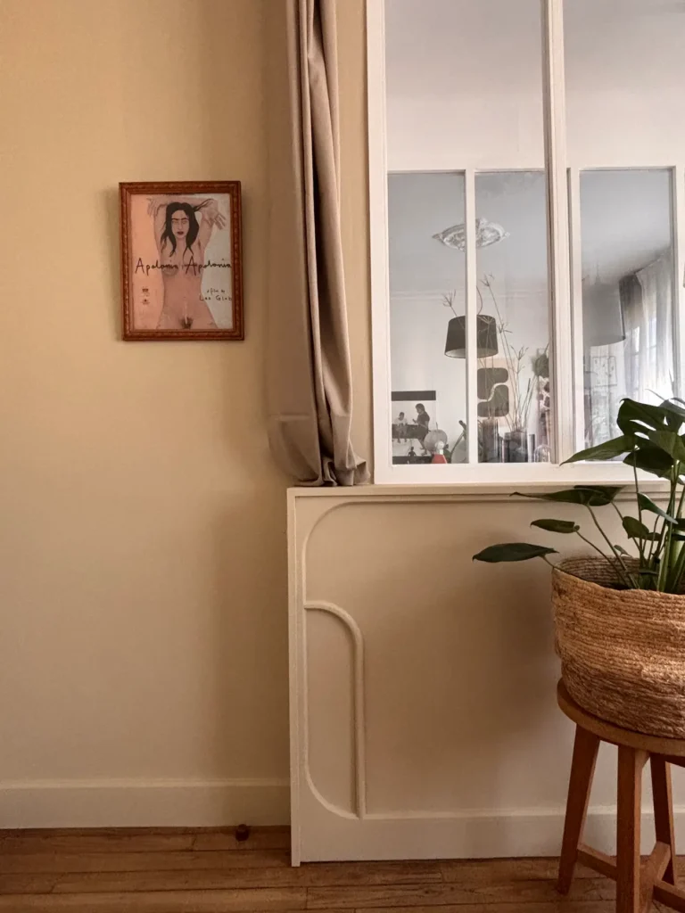 Détail d'un mur vitré d'une chambre couleur corolle de chez Ressources, menuiseries sur mesure