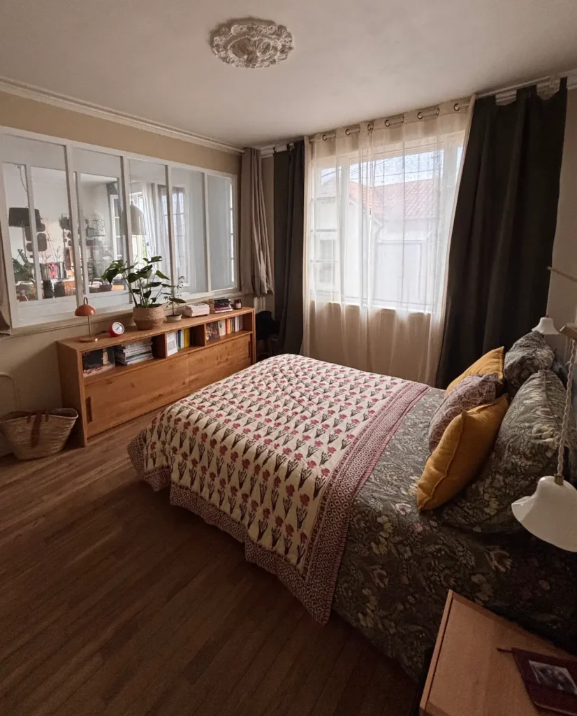 Vue sur une chambre parentale verrière, parquet, grandes ouvertures