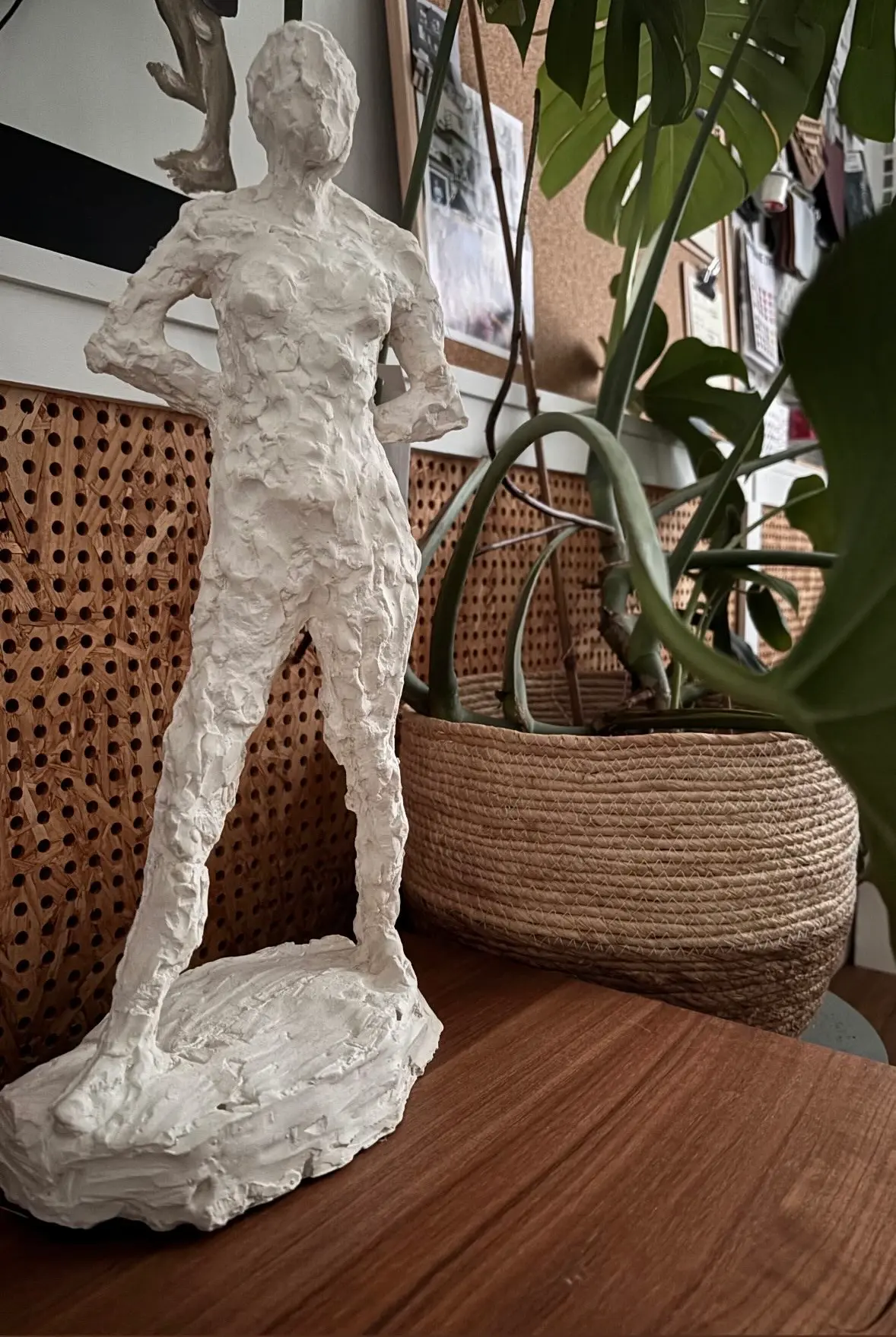 Une pièce sculptée, un panier tressé, du rotin, du bois, une monstera 