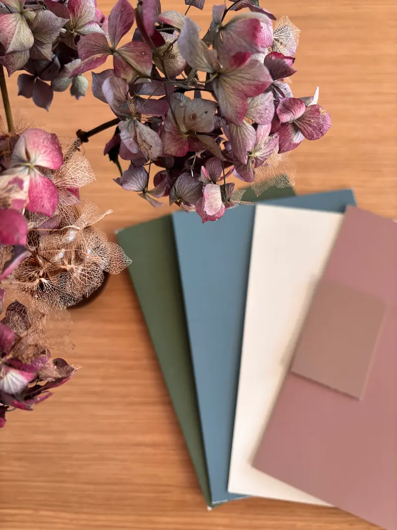 différents échantillons de couleurs posés sur une table