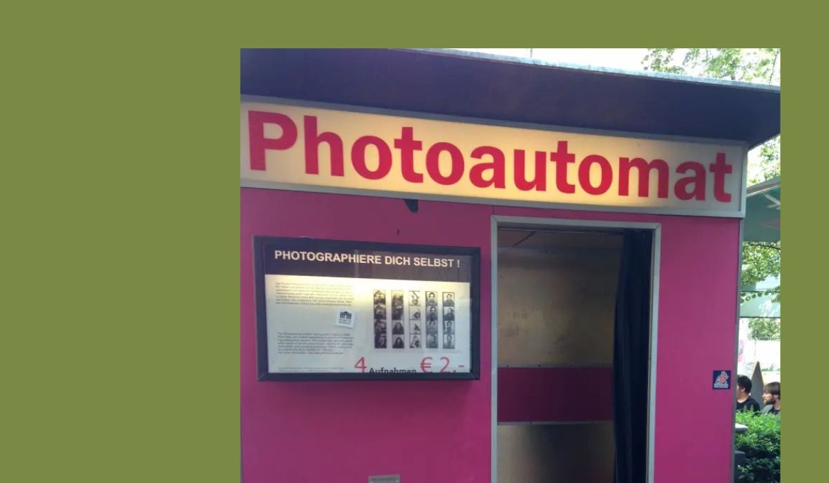 Photomaton berlinois au couleur et à l'aspect ancien qui illustre l'aspect événementiel de cette proposition à savoir créer un événement sur votre intérieur édité.