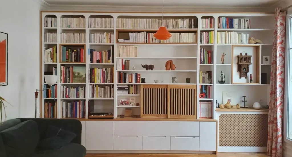 grande bibliothèque sur-mesure dans un appartement parisien